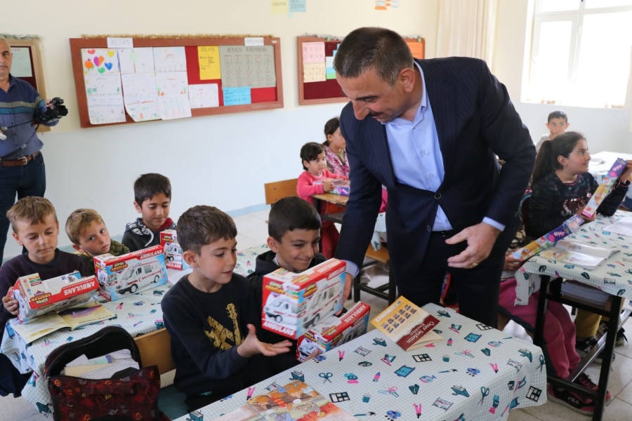 Siirt Valisi Hacıbektaşoğlu, Baykan’da köy okulunda öğrencilerle bir araya geldi