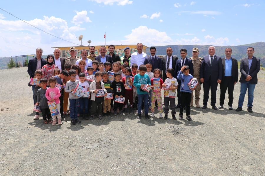 Siirt Valisi Hacıbektaşoğlu, Baykan’da köy okulunda öğrencilerle bir araya geldi