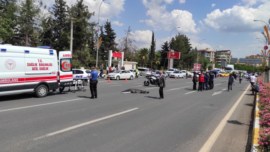 Otomobilin çarptığı anne ve oğlu 50 metre ileriye fırladı