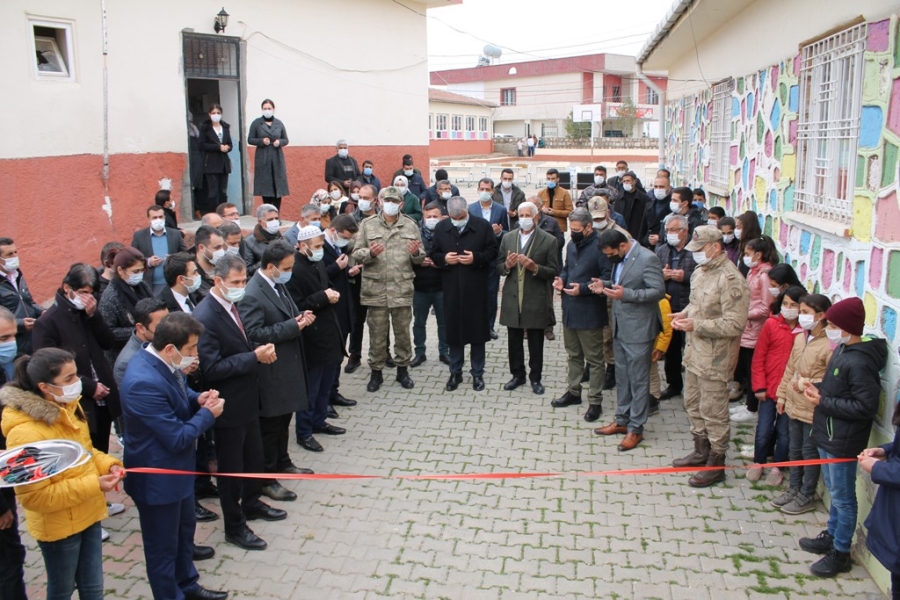 Hercai dizisi ekibinden köy okulunda kurulan kütüphaneye destek