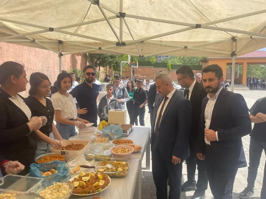 DEPREMZEDE ÖĞRENCİLER YARARINA ŞIRNAK LİSESİNDE KERMES DÜZENLENDİ