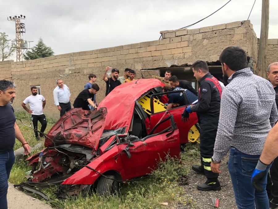 Direksiyon hakimiyetini kaybeden araç güvenlik kulübesine girdi