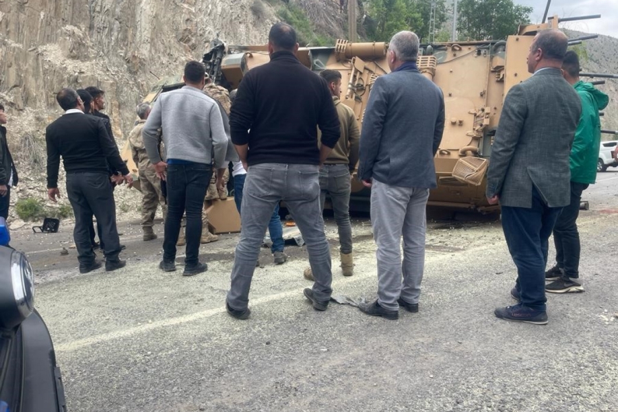 Hakkari'de askeri araç devrildi: 3 yaralı