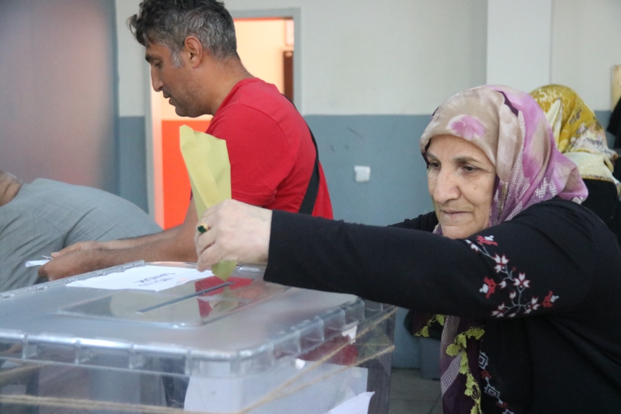 Diyarbakır’da vatandaşlar oy kullanmaya başladı