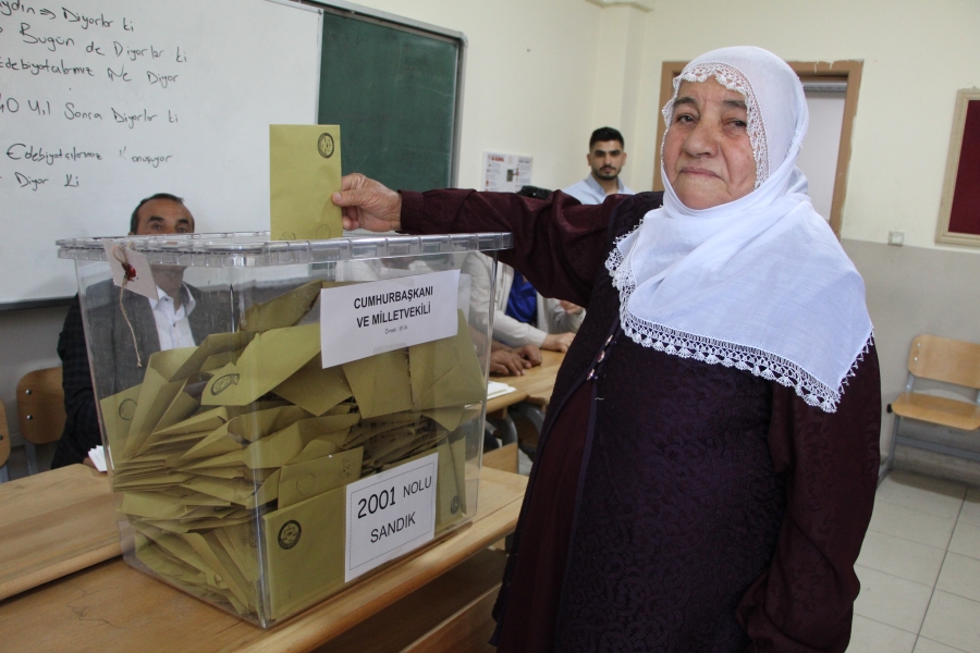 Batman'da 85 yaşındaki Meryem teyze sandık başında