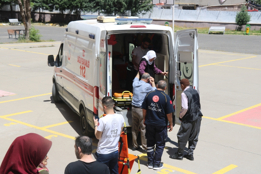 Diyarbakır’da bazı vatandaşlar ambulans ve evde bakım hizmetleri ekibinin desteğiyle sandık başına gitti