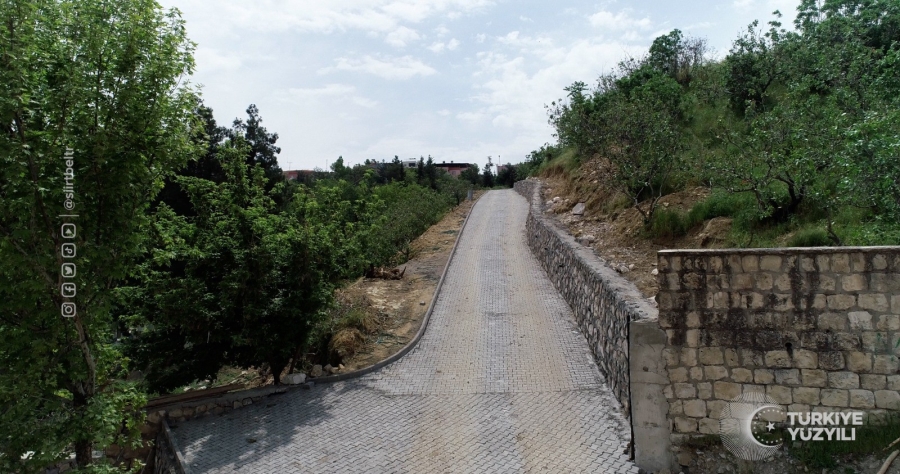 Siirt Belediyesi, mezarlığa giden yol çalışmalarını tamamladı