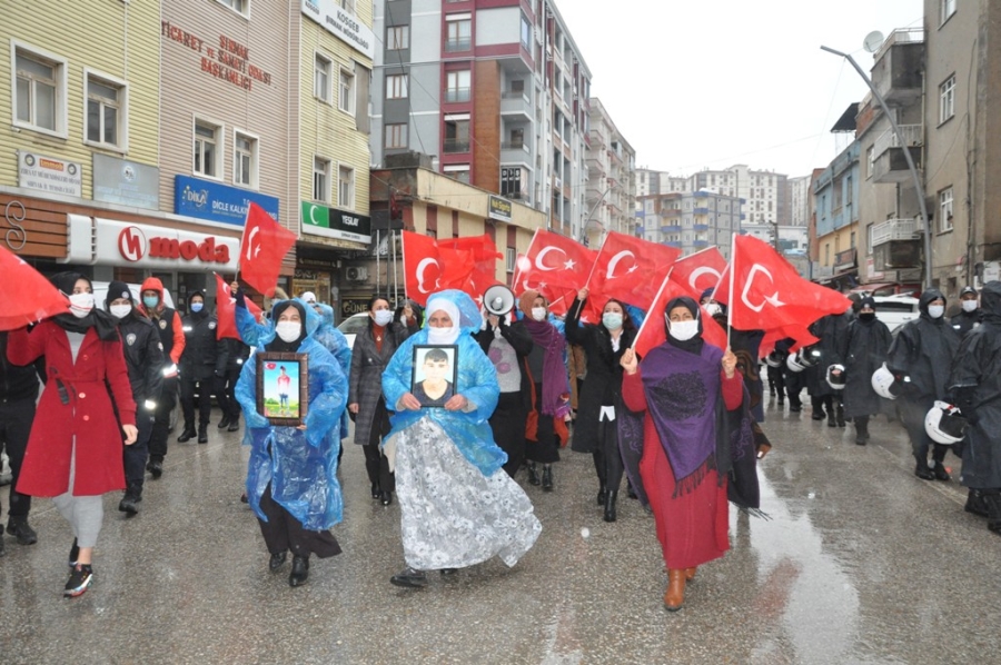 Şırnak anneleri, sağanak yağışa rağmen HDP'den çocuklarını istedi