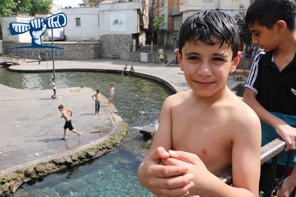 Havalar ısındı Tarihi Anzele suyundaki balıkların yerini çocuklar devir aldı
