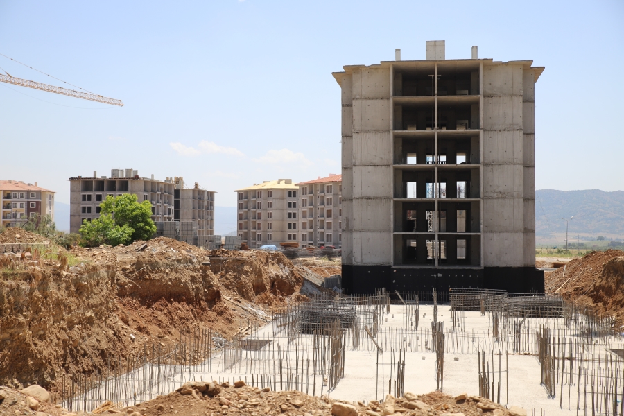 İslahiye’de depremzedeler için yapılan kalıcı konutlar hızla yükseliyor