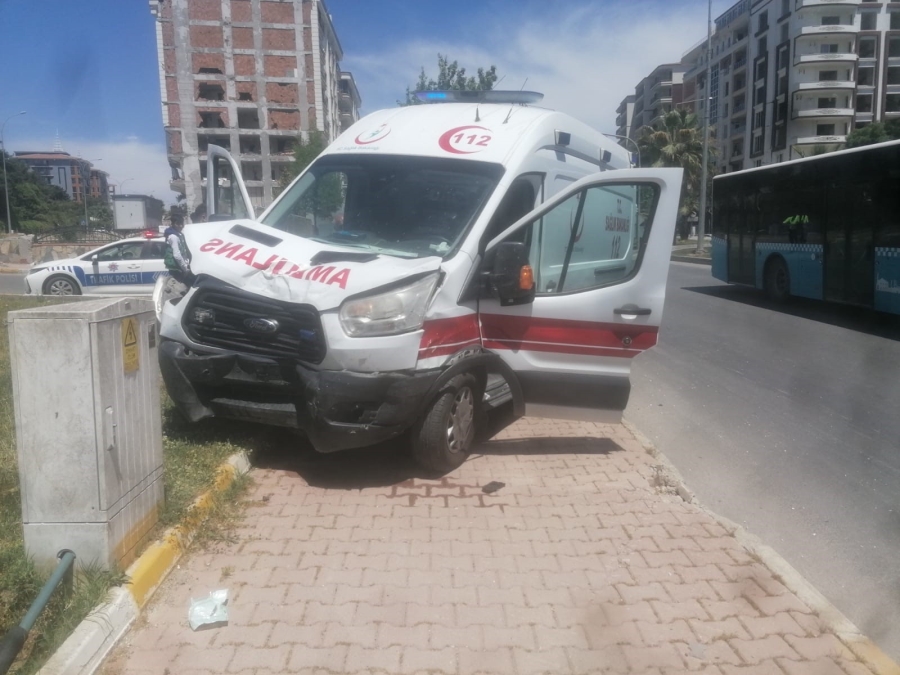 Ambulans ile otomobil çarpıştı: 2 yaralı