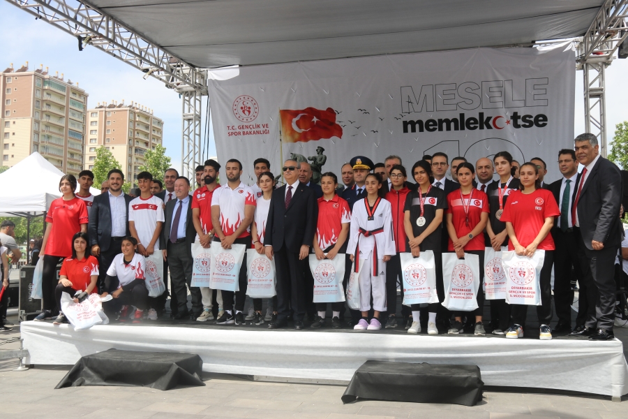 Diyarbakır’da 19 Mayıs, halk oyunları ve milli sporcuların gösterileriyle kutlandı