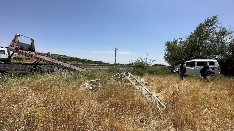 Mardin'de hafif ticari araç elektrik direğine çarptı: 1 yaralı