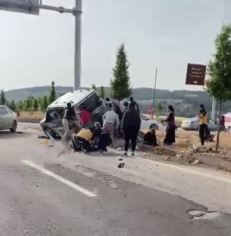 Otomobil ile hafif ticari araç çarpıştı: 8 yaralı