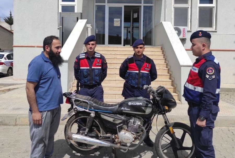 Çalınan motosikleti Jandarma sahibine teslim edildi