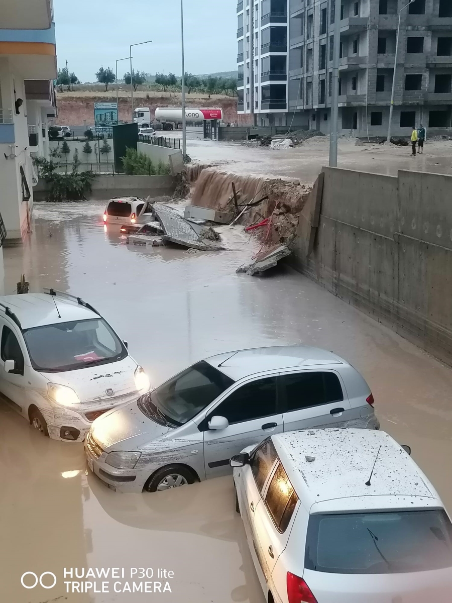 Etkili olan yağmur onlarca aracı sular içinde bıraktı