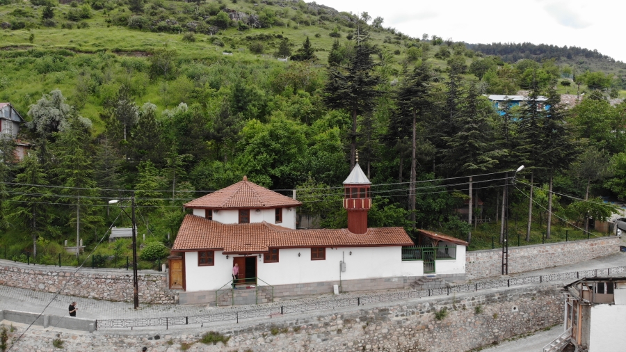 Babasının vasiyetiyle 8 asırlık caminin çevresini güzelleştiriyor