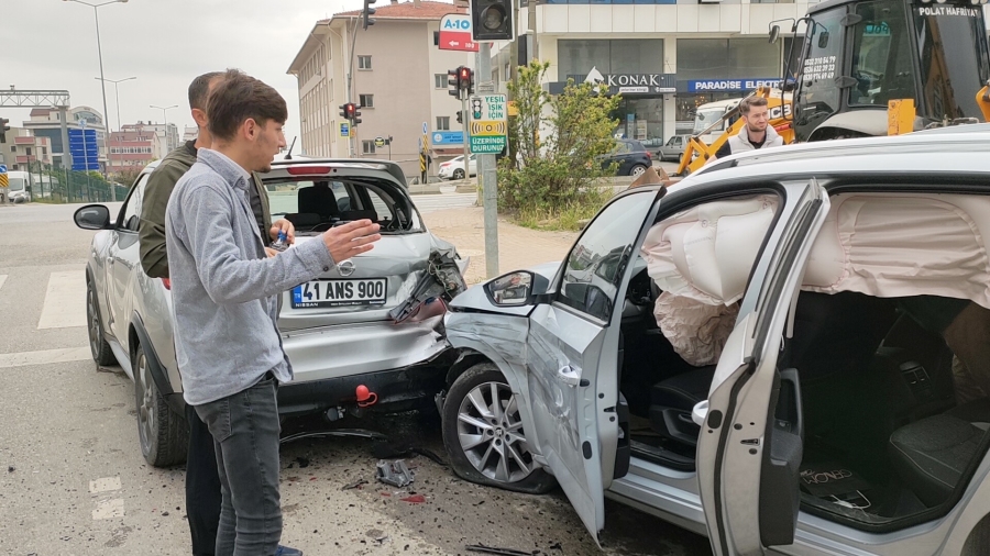 Kırmızı ışıkta feci kaza: 1 yaralı