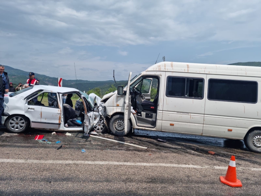 Öğrenci servisi ile otomobil çarpıştı: 1 ölü, 11 yaralı