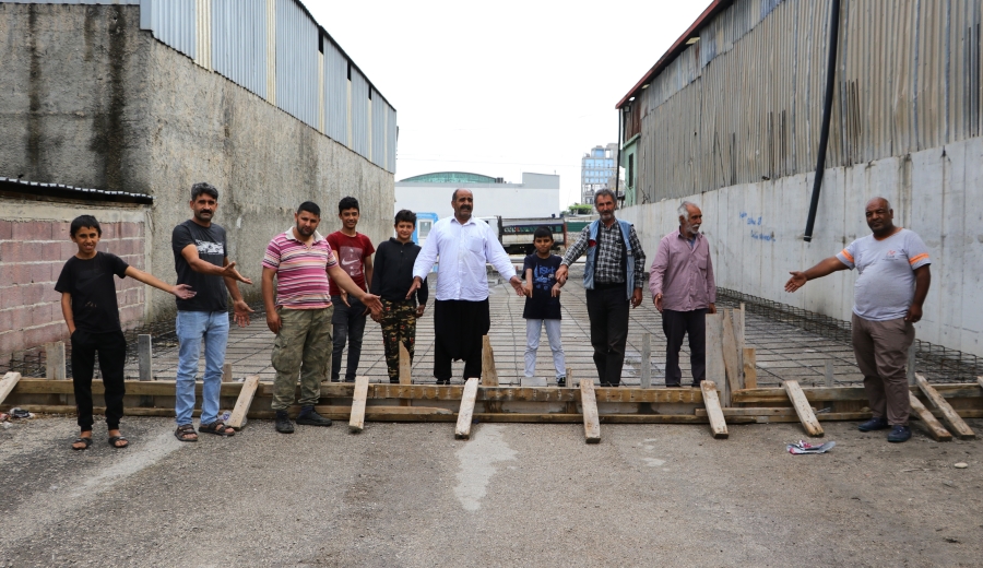 "Tapulu arazim, depo yapacağım" diyerek sokağa kalıp döşetti