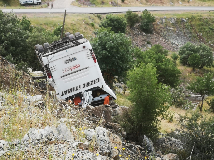 OTOBÜS ŞARAMPOLE YUVARLANDI: 2 YARALI