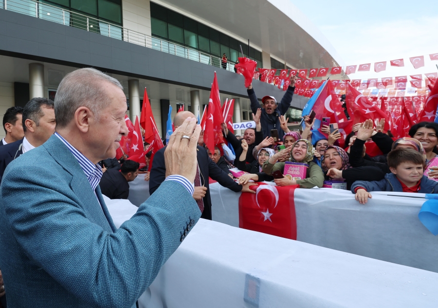 Cumhurbaşkanı Erdoğan: "500 bin civarında mülteciyi Suriye'nin kuzeyindeki briket evlere göndermeye başladık"