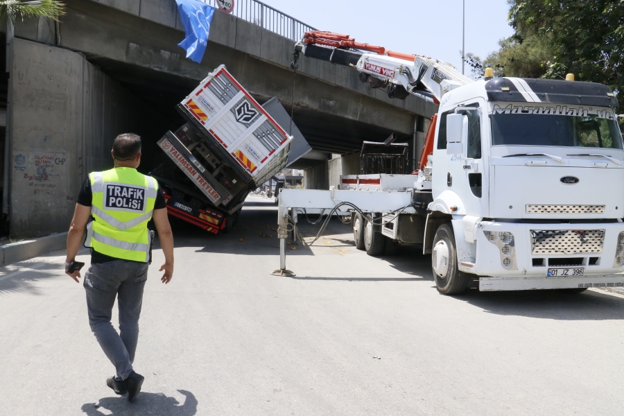 Çekicinin üzerindeki kamyon otoyol köprüsüne sıkıştı