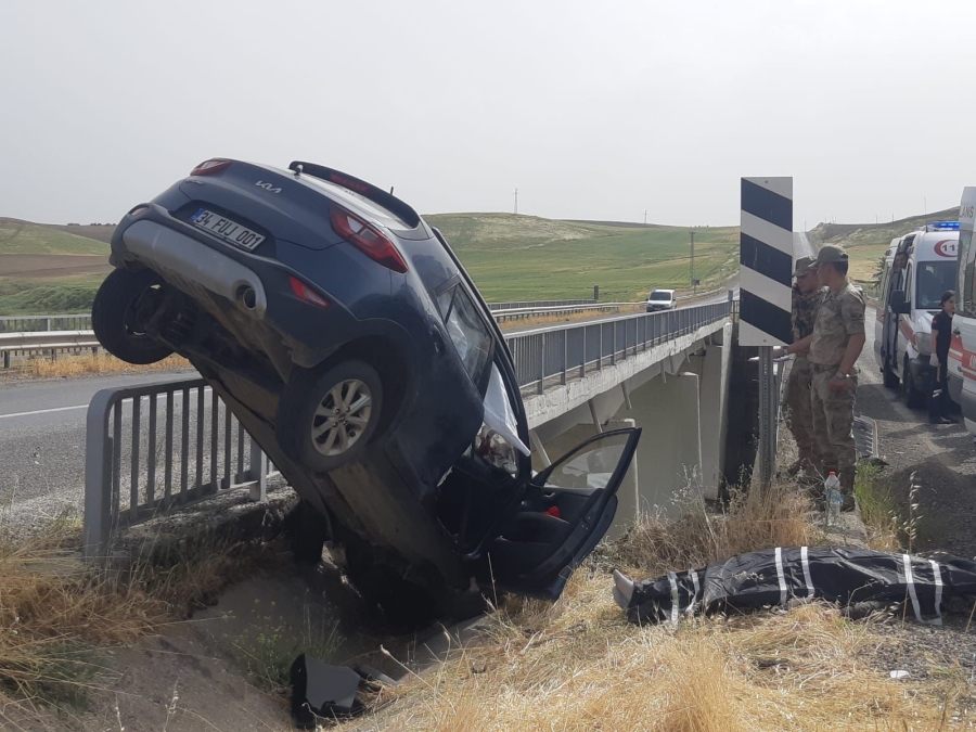 Otomobil köprüde asılı kaldı, 1 kişi öldü, 3 kişi yaralandı