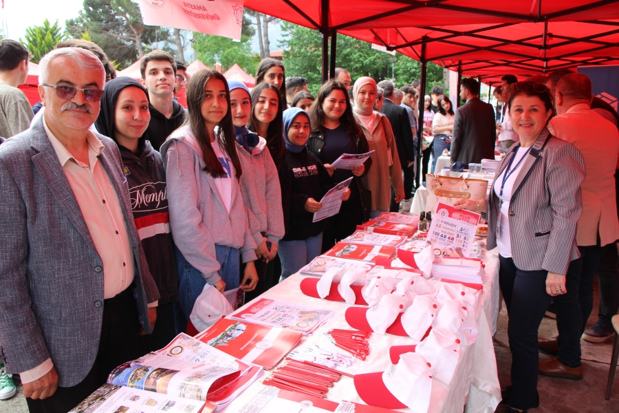 Anadolu Üniversiteler Birliği, 11 ilde üniversiteyi hedefleyen öğrencilerle buluştu