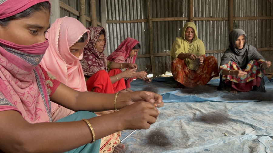 Bangladeşli kadınlar günlük 50 takaya çalışıp 8 bin taka değerinde peruk üretiyor