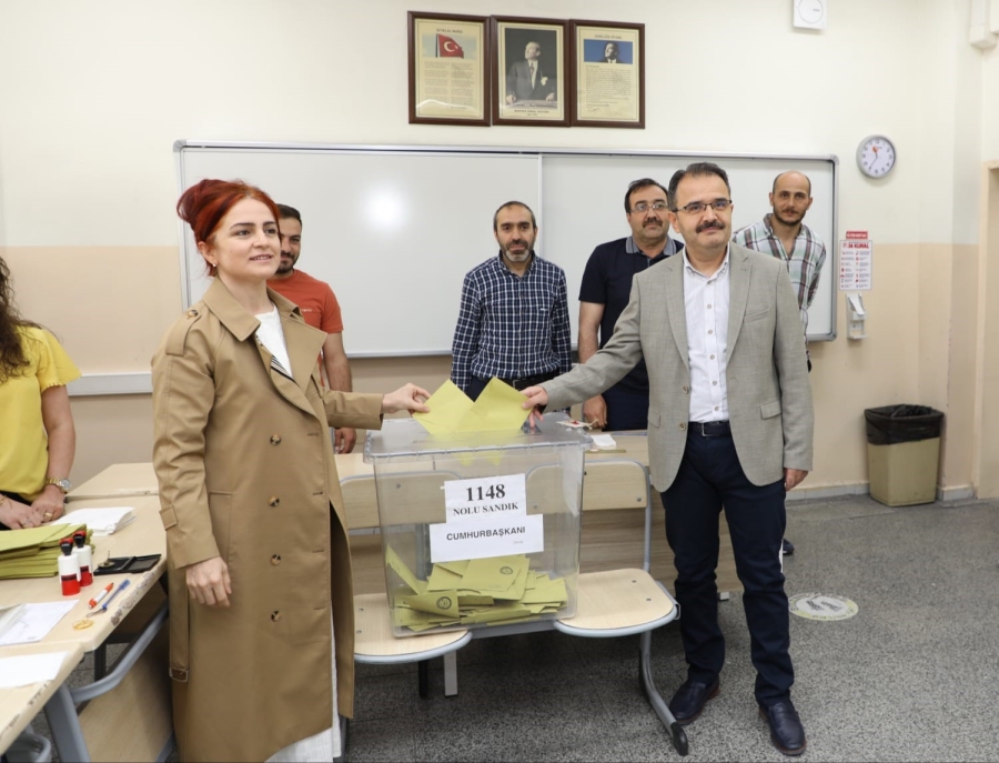 Çankırı Valisi Abdullah Ayaz, oyunu eşi ile birlikte kullandı