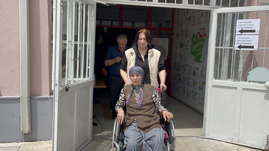 Oy kullanmaya gelen parkinson hastasına polisler yardım etti