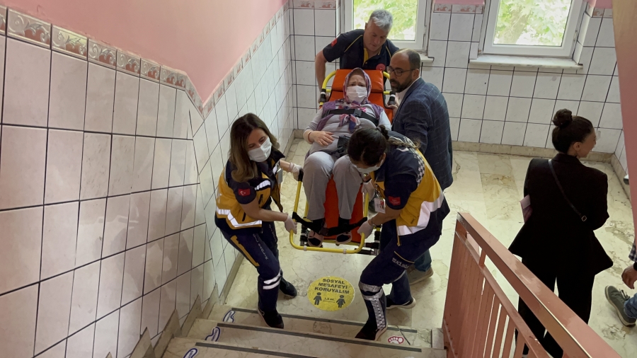 Tedavi gördüğü hastaneden ambulansla oy kullanmaya geldi