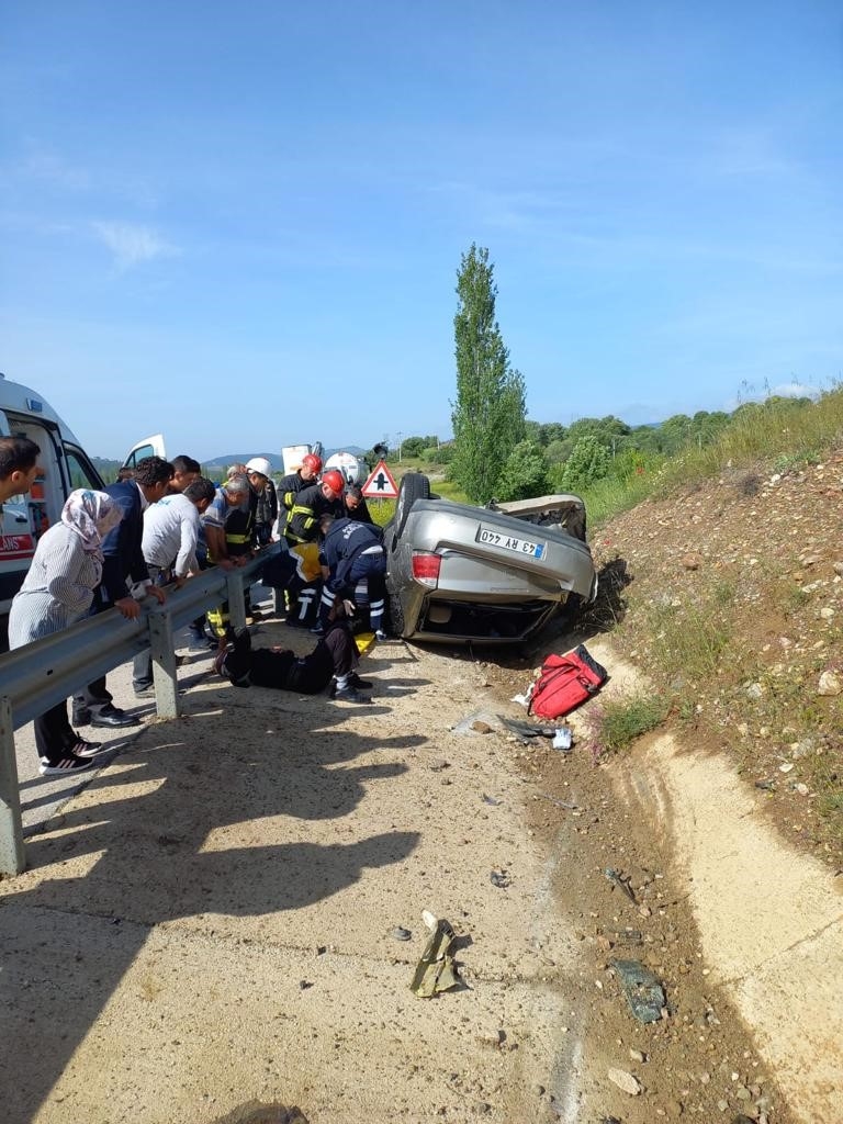 Gediz’de araç takla attı, 2 yaralı