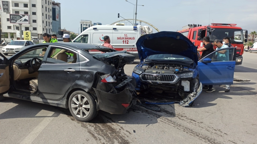 Hatay'da freni patlayan kamyon zincirleme kazaya neden oldu: 13 yaralı