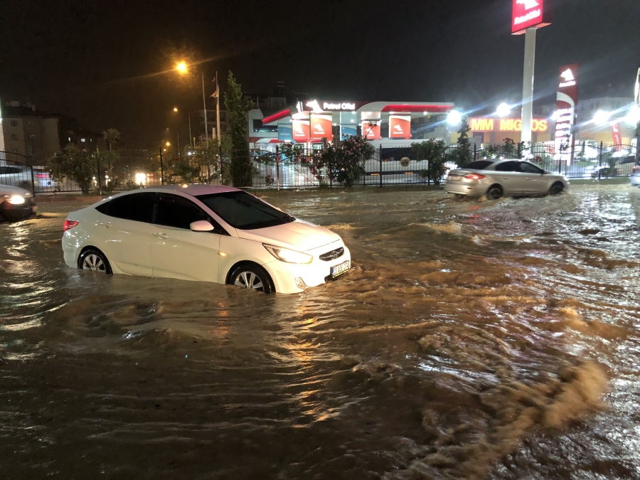 Elazığ'da sağanak yağışta yolda kalan araçları itfaiye kurtardı