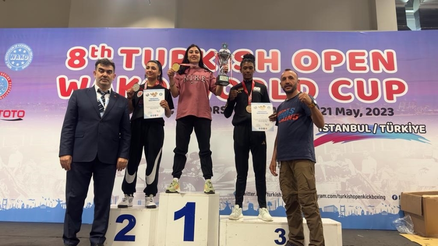 Kız çocuğu kick boks yapamaz diyenlere aldırmadı, Dünya şampiyonu oldu