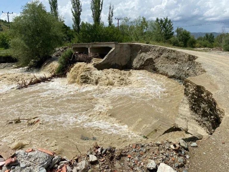 Kuvvetli sağanak sele sebep oldu, köy yolu ve köprü yıkıldı