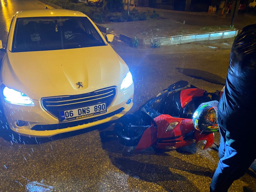 Elazığ’da motosikletli kurye ile otomobil çarpıştı: 1 yaralı