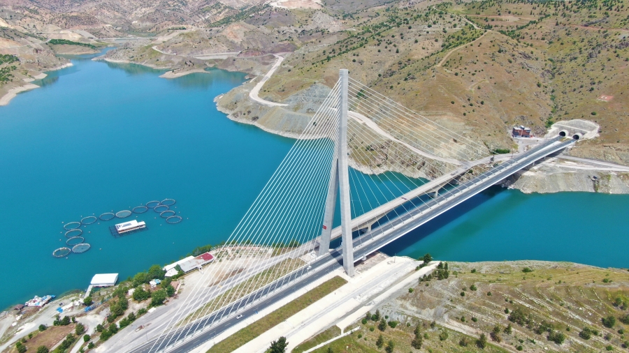 16 şehri birbirine bağlayan 'Fırat’ın gerdanlığı' Kömürhan Köprüsünü 7 milyondan fazla araç kullandı