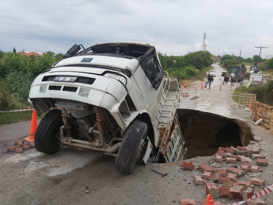 Yol, kamyonu yuttu