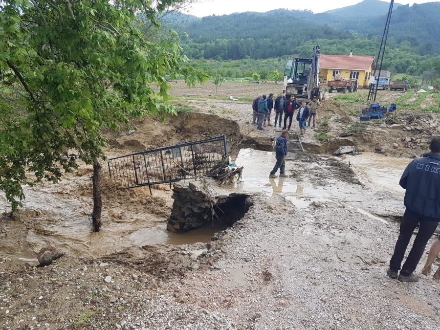 Şaphane’de selden zarar gören köylerde hasar tespit çalışmaları