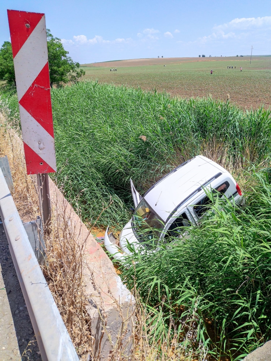 Diyarbakır'da hafif ticari araç yol kenarına savruldu: 1 yaralı