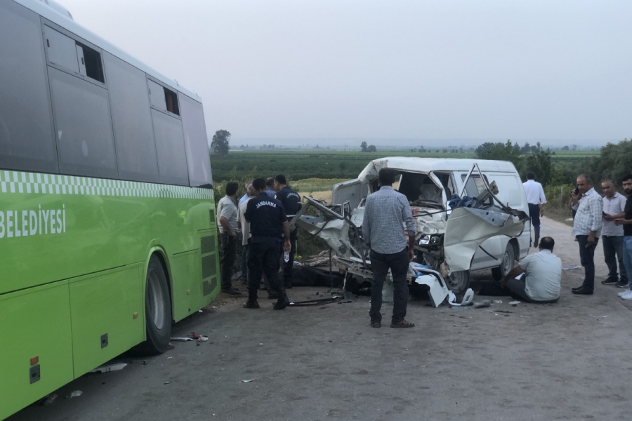 Adana'da belediye otobüs ile panelvan araç çarpıştı: 2 ölü, 10 yaralı