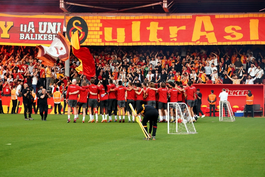 Şampiyon Galatasaray, taraftarı önünde derbi hazırlıklarına başladı