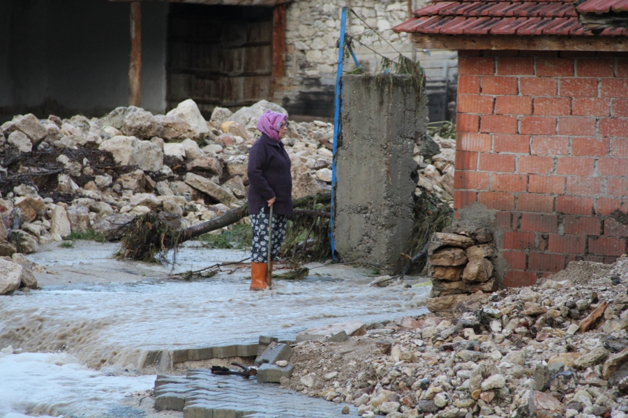 Sel felaketinde 3 ev yıkıldı, çok sayıda hayvan telef oldu