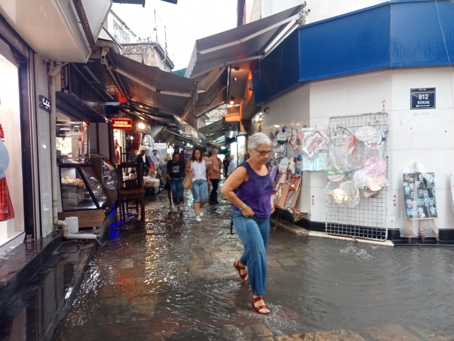 Her yağmurda olduğu gibi İzmir'i yine sağanak vurdu