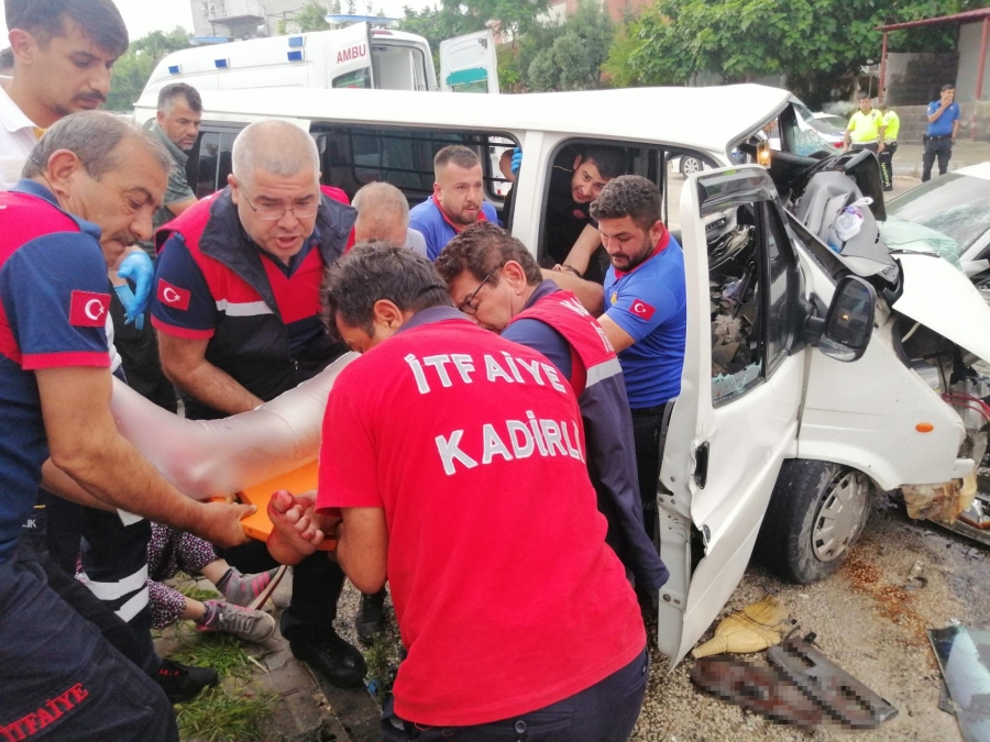 İşçileri taşıyan minibüs ile otomobil çarpıştı: 1 ölü 10 yaralı