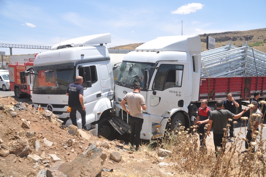 Cizre’de iki Tır Kafa Kafaya Çarpıştı 2 Yaralı