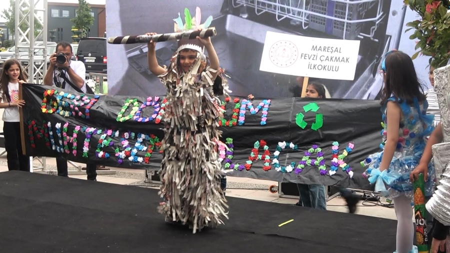 öğrencilerden “Geri Dönüşüm Muhteşem Olacak Defilesi”